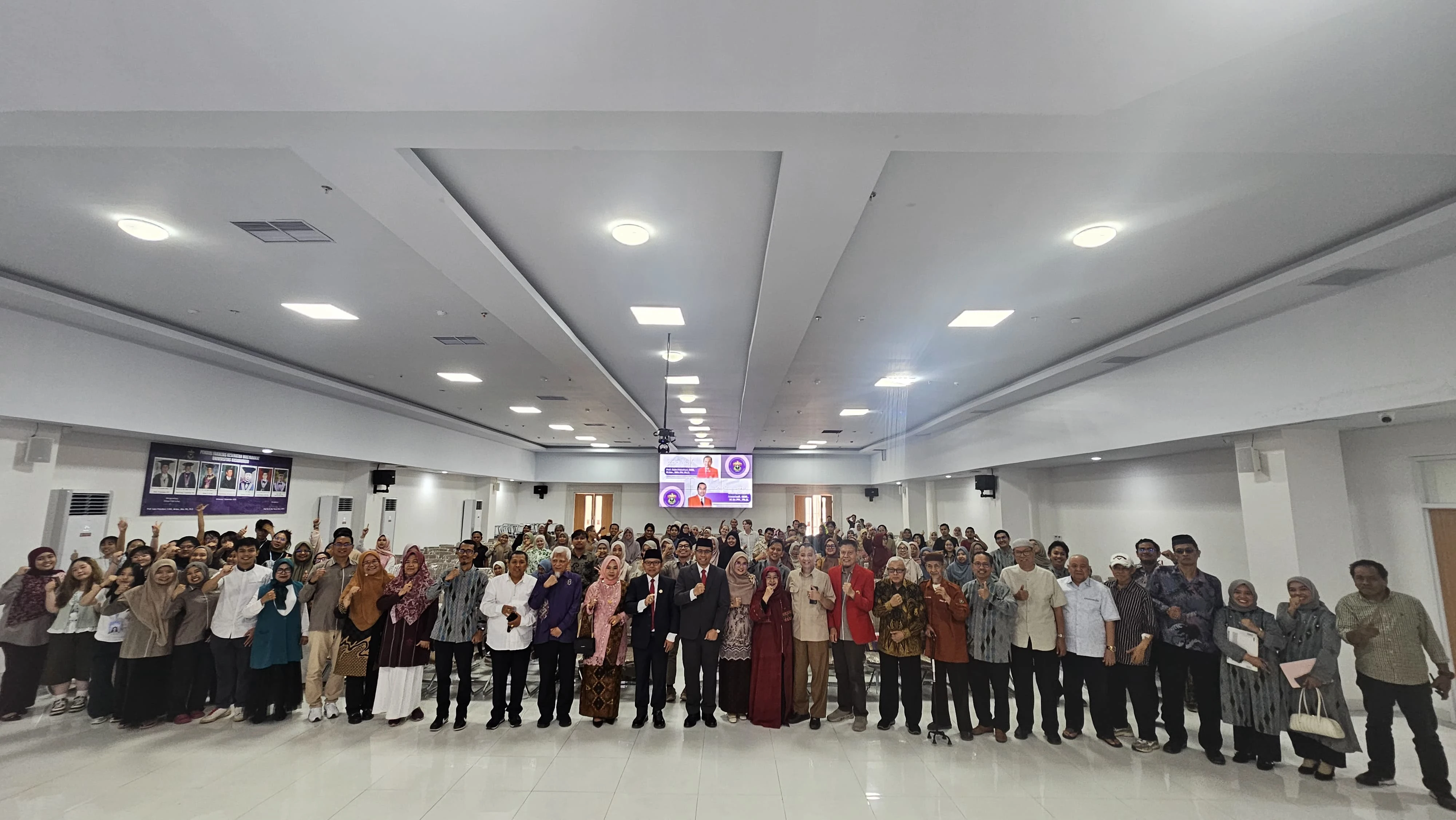Sivitas akademika FKM Unhas mengabadikan momen kebersamaan usai serah terima kepemimpinan, meneguhkan kolaborasi, integritas, dan komitmen melanjutkan jejak keunggulan menuju masa depan yang semakin berdaya saing global. (Foto: Dok.Pribadi).
